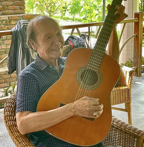 nghe nhan hon 40 nam lam dan ghi ta thu cong