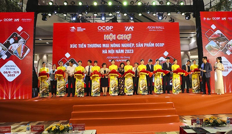 Các đồng chí lãnh đạo Trung ương, Thành phố Hà Nội cắt băng khai mạc Hội chợ. Các đồng chí lãnh đạo Trung ương, Thành phố Hà Nội cắt băng khai mạc Hội chợ.