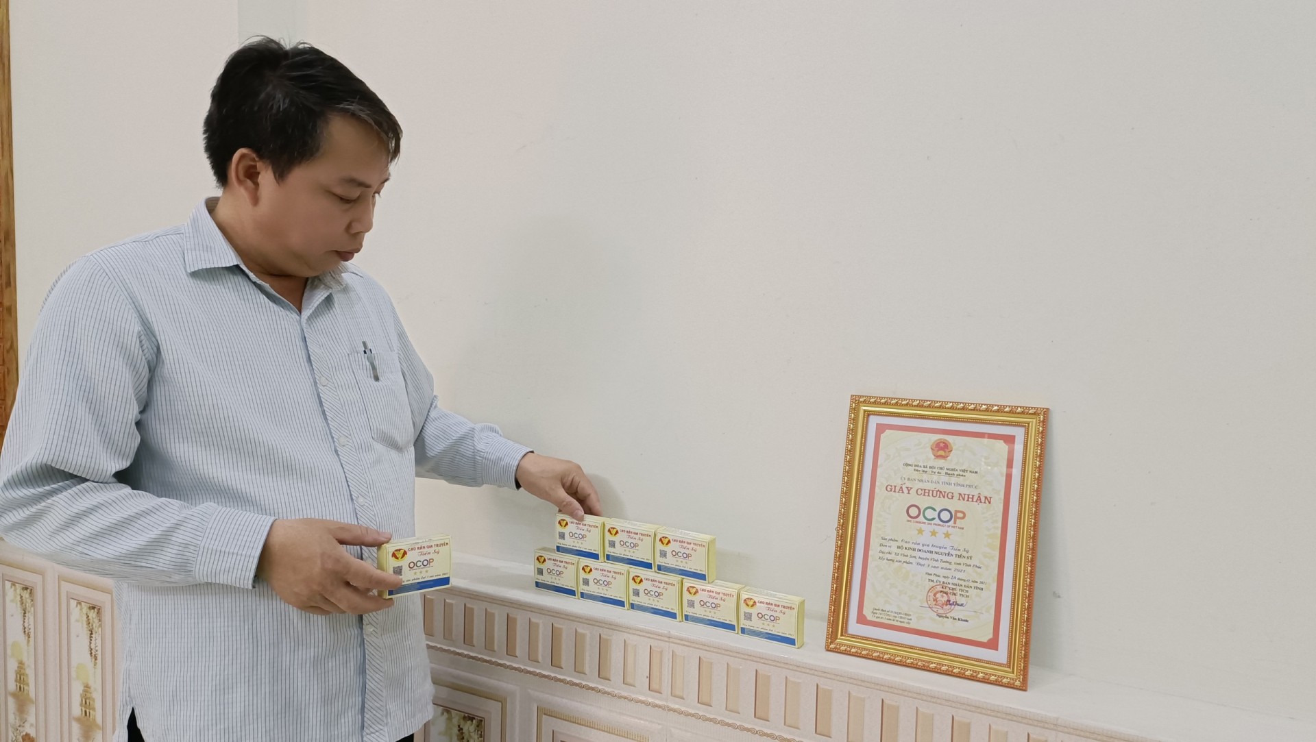 Cao rắn gia truyền Tiến Sỹ của hộ sản xuất Nguyễn Tiến Sỹ, xã Vĩnh Sơn (Vĩnh Tường) là sản phẩm làng nghề đầu tiên của tỉnh được công nhận sản phẩm OCOP.