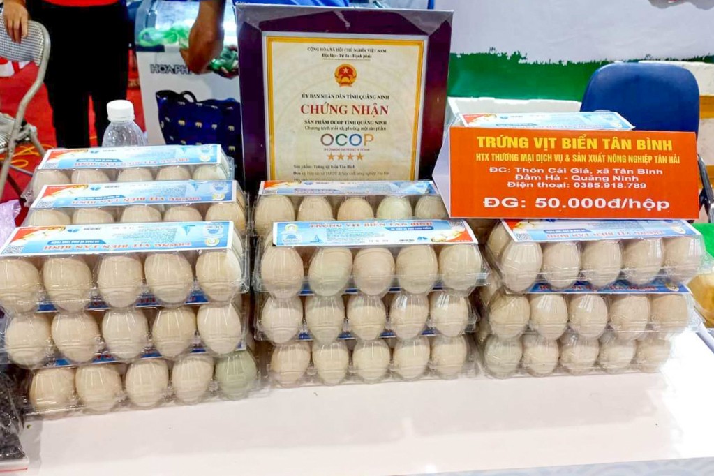 Sản phẩm trứng vịt biển Tân Bình được giới thiệu tại Hội chợ OCOP Quảng Ninh - Hè 2023. Ảnh: Quốc Nghị (Trung tâm TT-VH Đầm Hà)
