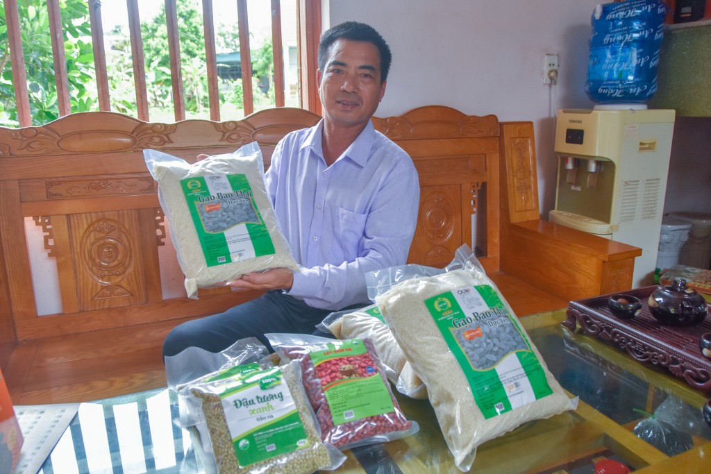Anh Tạ Ngọc Tuấn, Giám đốc HTX Tuấn Hùng, giới thiệu sản phẩm gạo bao thai được công nhận đạt 3 sao OCOP cấp tỉnh.