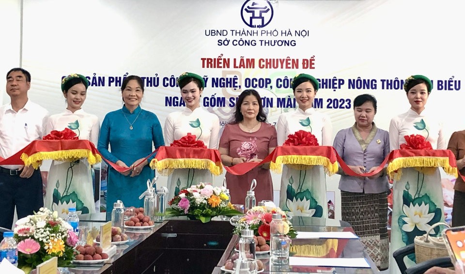 Các đại biểu cắt băng khai mạc triển lãm. Các đại biểu cắt băng khai mạc triển lãm.