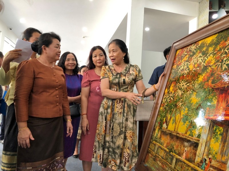 Các nghệ nhân của Hà Nội giới thiệu sản phẩm làng nghề tới đoàn công tác của Sở Công thương Viêng Chăn (Lào). Các nghệ nhân của Hà Nội giới thiệu sản phẩm làng nghề tới đoàn công tác của Sở Công thương Viêng Chăn (Lào).