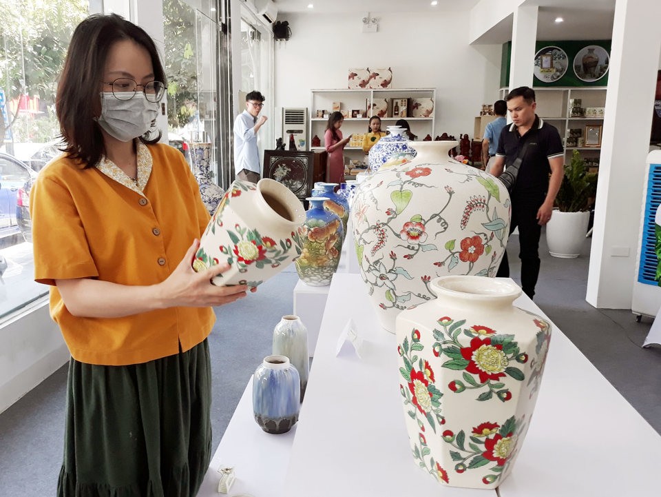 Người dân thăm quan trải nghiệm sản phẩm tại Triển lãm Người dân thăm quan trải nghiệm sản phẩm tại Triển lãm