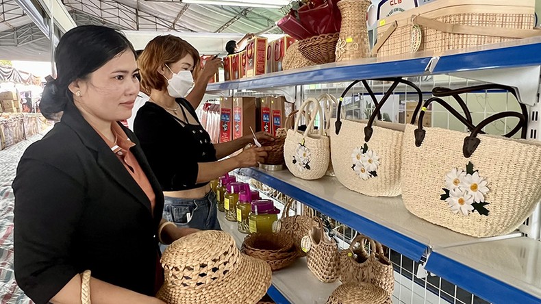 Phú Yên: Hình thành nhiều sản phẩm OCOP, triển khai hiệu quả việc bảo tồn và phát triển làng nghề truyền thống Gắn sản phẩm OCOP với làng nghề truyền thống ảnh 1