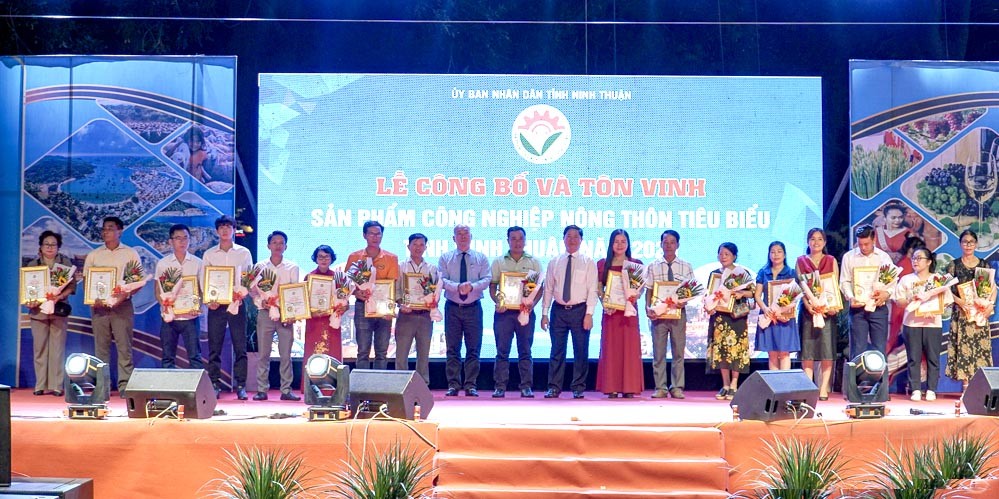Ninh Thuận trao chứng nhận và vinh danh 18 sản phẩm công nghiệp nông thôn tiêu biểu cấp tỉnh năm 2023. Ninh Thuận trao chứng nhận và vinh danh 18 sản phẩm công nghiệp nông thôn tiêu biểu cấp tỉnh năm 2023.
