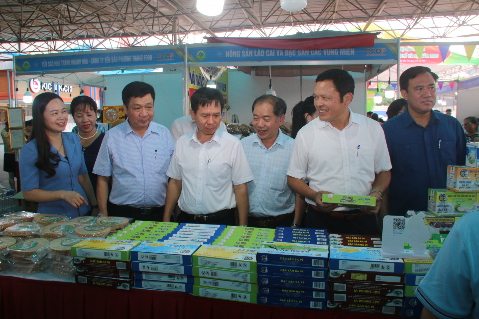 Khai mạc "Tuần hàng tư vấn, giới thiệu xúc tiến sản phẩm OCOP, làng nghề TP Hà Nội năm 2023"