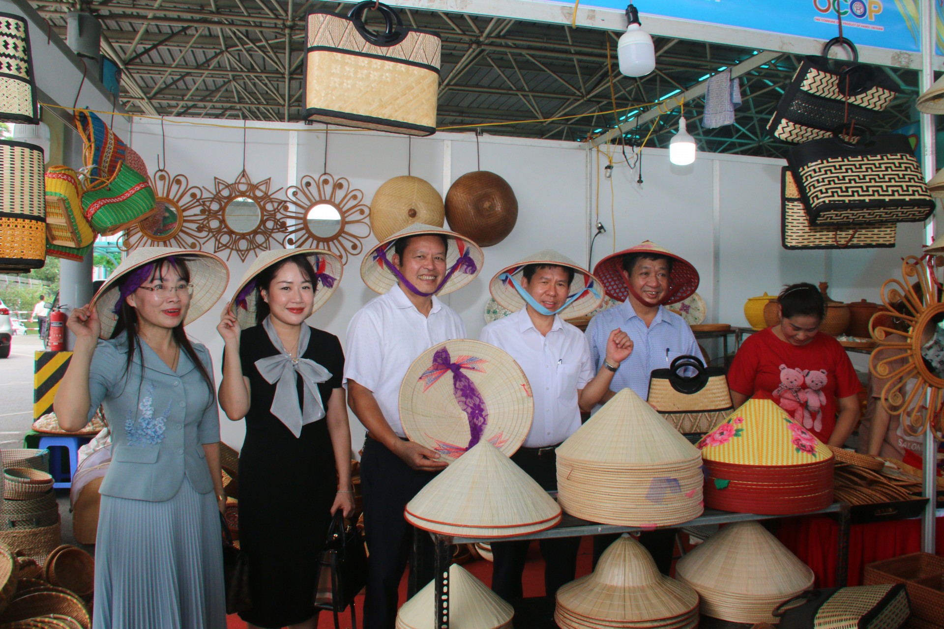 Khai mạc "Tuần hàng tư vấn, giới thiệu xúc tiến sản phẩm OCOP, làng nghề TP Hà Nội năm 2023"