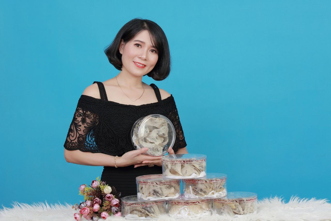 Chị Trần Thị Nhượng cùng sản phẩm Yến sào Yến Hương
