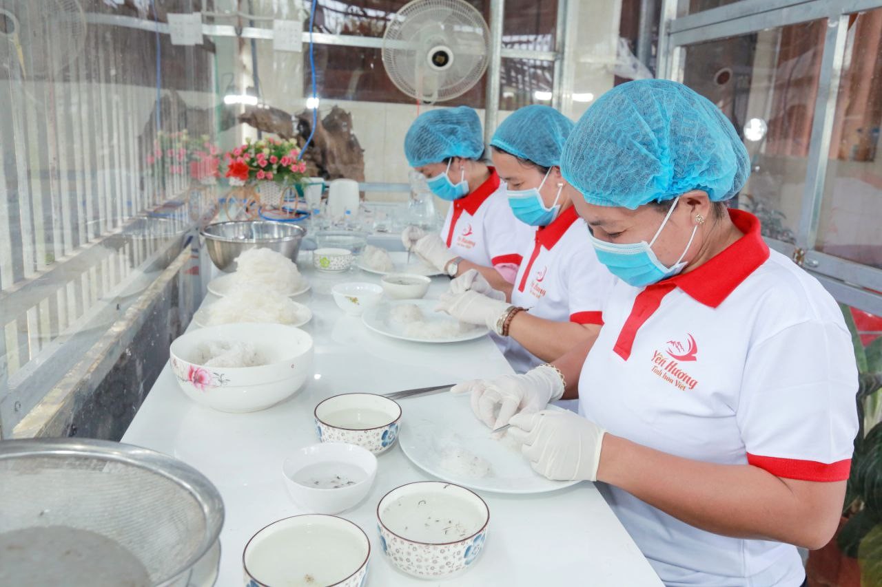 Các công nhân làm việc tại cơ sở