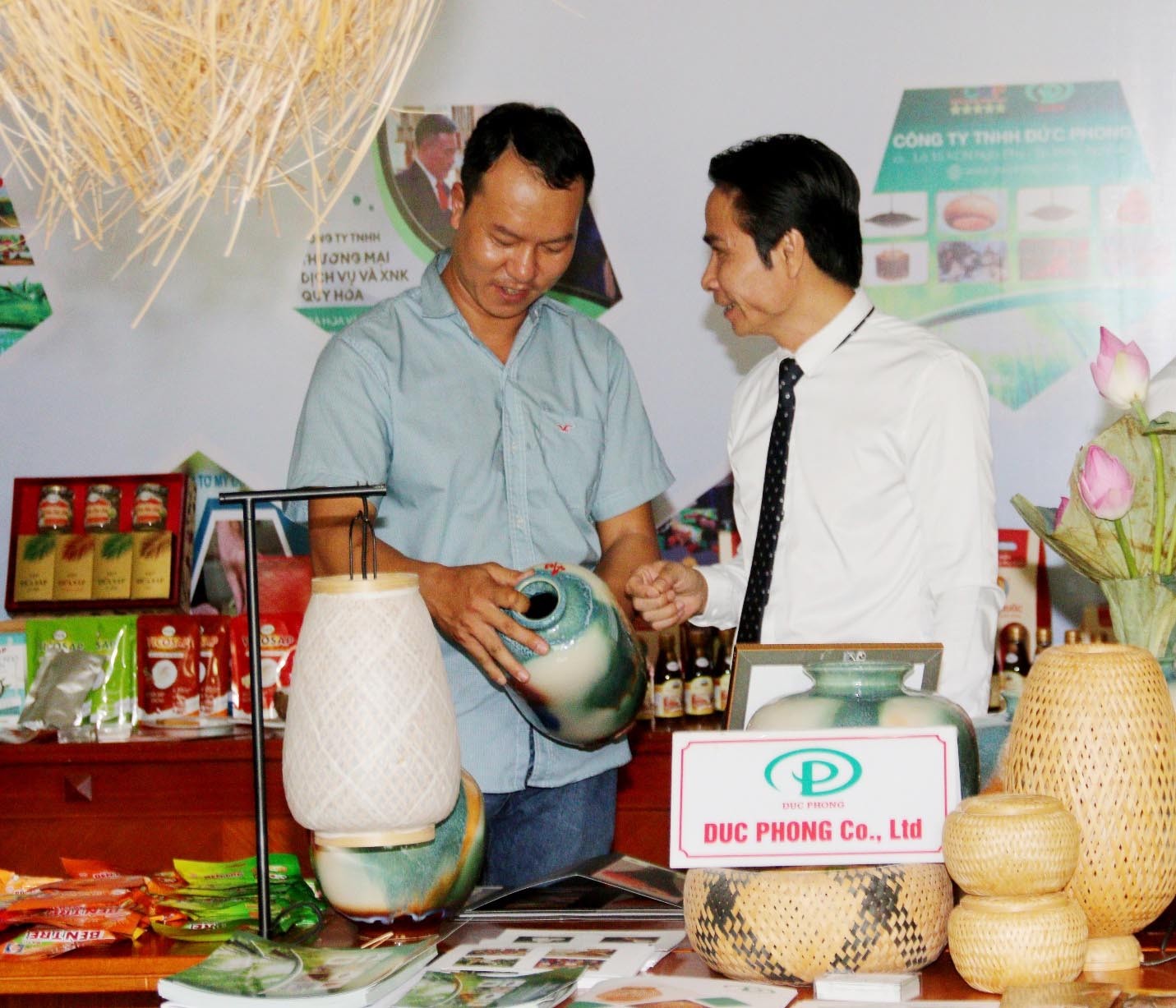Ông Trần Đức Tân, chủ cơ sở sản xuất gốm sứ Tân Thịnh (áo trắng) đang giới thiệu với khách hàng sản phẩm OCOP vừa được cấp chứng nhận 5 sao cấp Quốc gia.  Ông Trần Đức Tân, chủ cơ sở sản xuất gốm sứ Tân Thịnh (áo trắng) đang giới thiệu với khách hàng sản phẩm OCOP vừa được cấp chứng nhận 5 sao cấp Quốc gia.