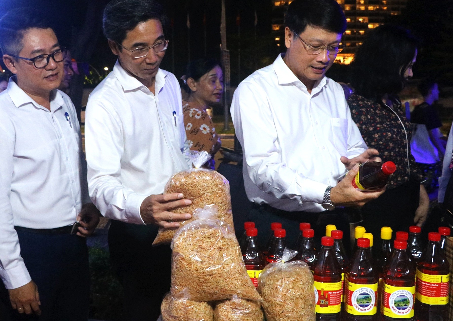 Chủ tịch Ủy ban MTTQ Việt Nam thành phố Ngô Xuân Thắng, Phó Chủ tịch UBND thành phố Trần Chí Cường cùng lãnh đạo quận Liên Chiểu tham quan các gian hàng. Ảnh: VĂN HOÀNG