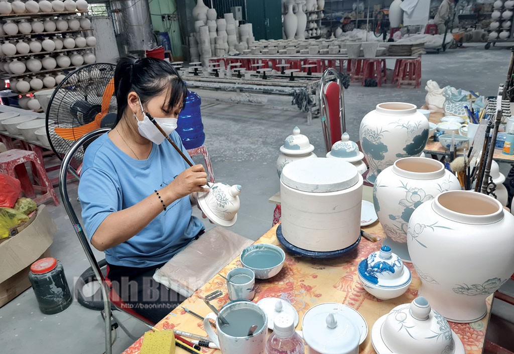 Sản xuất gốm tại HTX gốm Bồ Bát, xã Yên Thành (Yên Mô). Sản xuất gốm tại HTX gốm Bồ Bát, xã Yên Thành (Yên Mô).