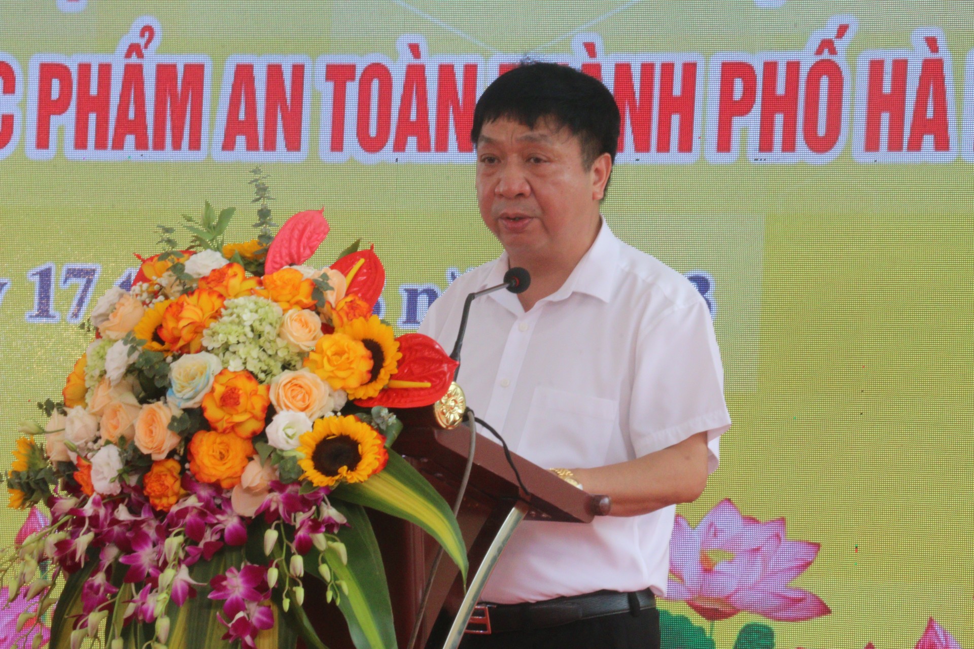 Ông Nguyễn Văn Chí - Phó Chánh Thường trực Văn phòng Điều phối chương trình xây dựng nông thôn mới Hà Nội phát biểu khai mạc tuần hàng tư vấn, giới thiệu và xúc tiến tiêu thụ sản phẩm OCOP, làng nghề, nông sản thực phẩm an toàn tại quận huyện Thạch Thất năm 2023.