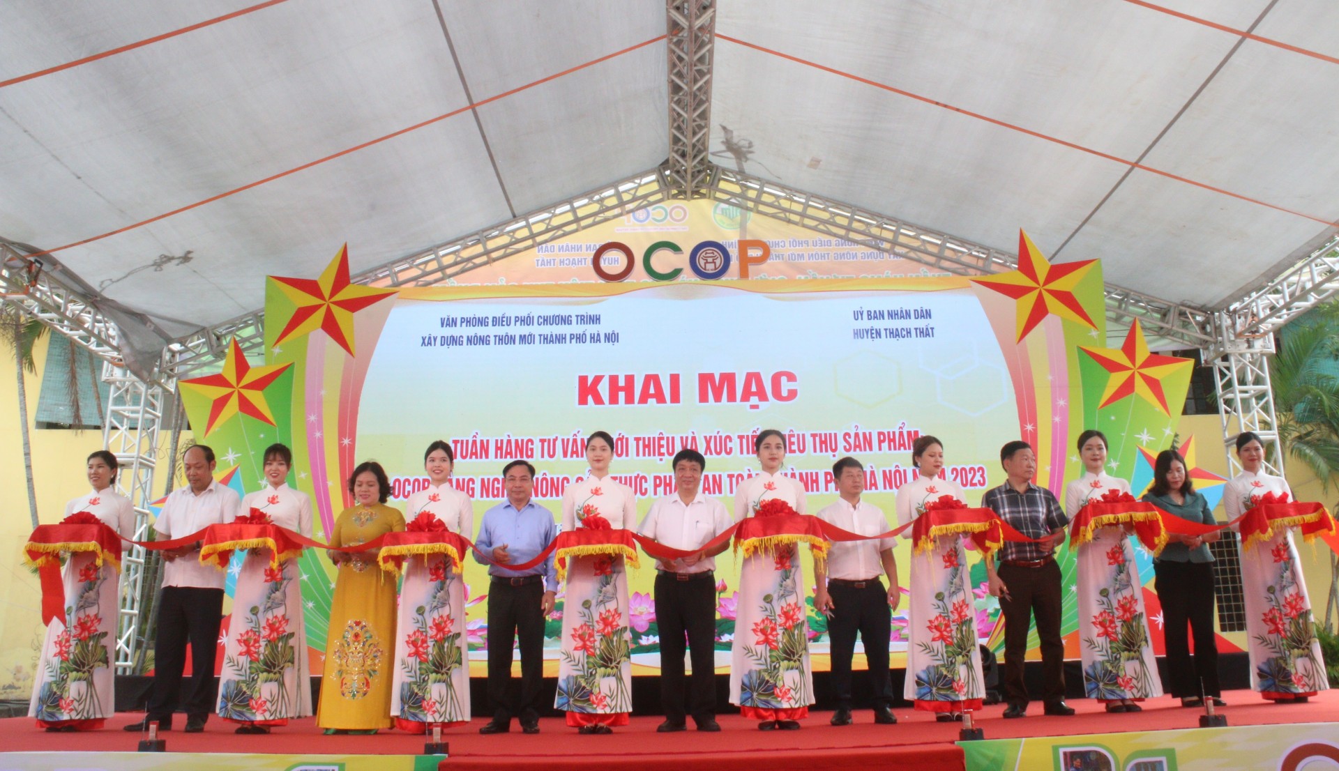 Cắt băng khai mạc tuần hàng tư vấn, giới thiệu xúc tiến sản phẩm OCOP, làng nghề tại quận Long Biên năm 2023.