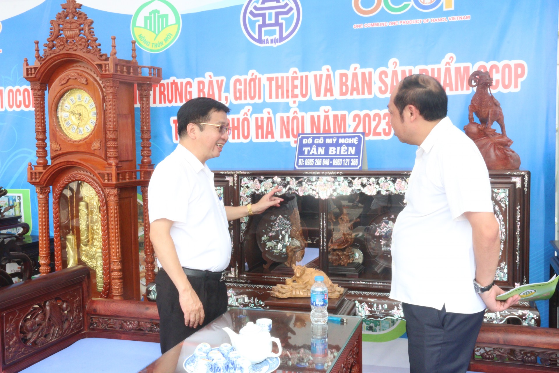 Tham quan các gian hàng đồ gỗ tại huyện Thạch Thất