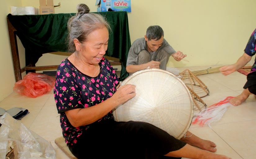 Làm nón không chỉ là nghề kế sinh nhai nữa mà còn là một phần cuộc sống của người dân trong làng. Làm nón không chỉ là nghề kế sinh nhai nữa mà còn là một phần cuộc sống của người dân trong làng.