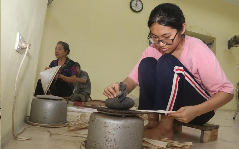Là nghề “cha truyền con nối”, làng nghề nón lá Vĩnh Thịnh vẫn bền bỉ tồn tại hàng trăm năm. Là nghề “cha truyền con nối”, làng nghề nón lá Vĩnh Thịnh vẫn bền bỉ tồn tại hàng trăm năm.