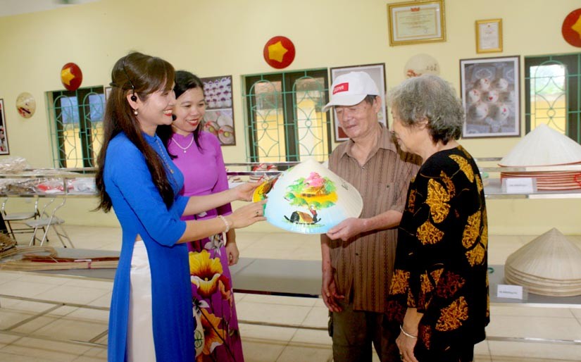 Hướng dẫn viên đang giới thiệu, quảng bá sản phẩm nón lá đến với du khách tại Khu trưng bày sản phẩm nón lá Vĩnh Thịnh. Hướng dẫn viên đang giới thiệu, quảng bá sản phẩm nón lá đến với du khách tại Khu trưng bày sản phẩm nón lá Vĩnh Thịnh.