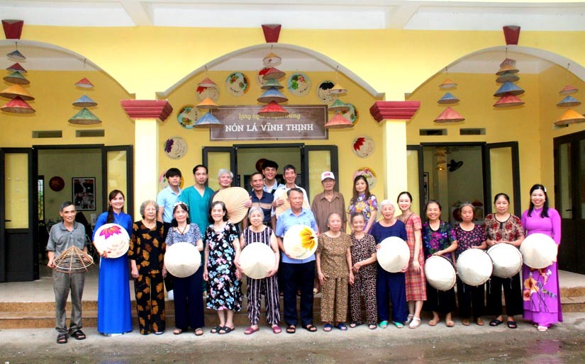 Du khách đến thăm và chụp ảnh lưu niệm tại Khu trưng bày sản phẩm truyền thống nón lá thôn Vĩnh Thịnh, xã Đại Áng. Du khách đến thăm và chụp ảnh lưu niệm tại Khu trưng bày sản phẩm truyền thống nón lá thôn Vĩnh Thịnh, xã Đại Áng.