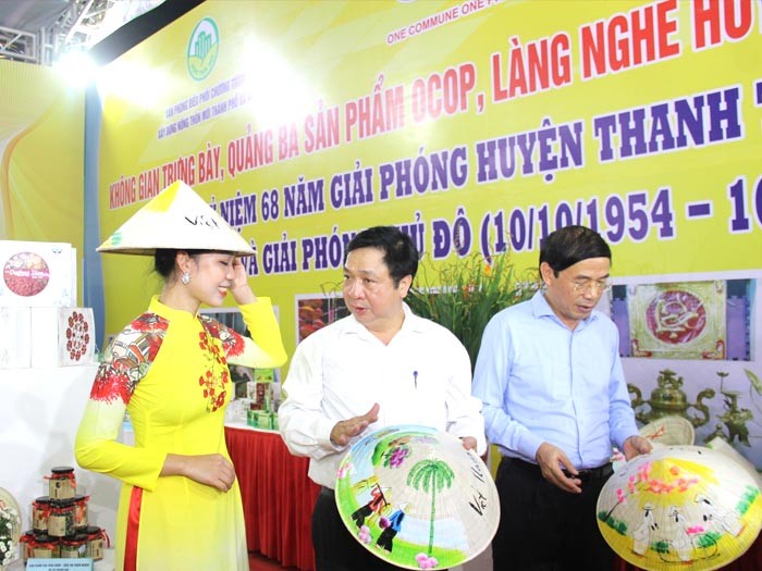 Giao thương sản phẩm OCOP Hà Nội kết hợp không gian trưng bày sản phẩm làng nghề huyện Thanh Trì năm 2022.