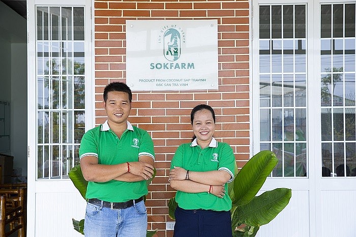 Vợ chồng anh Phạm Đình Ngãi và chị Thạch Thị Chal Thi - đồng sáng lập và điều hành Công ty TNHH Trà Vinh Farm (Sokfarm)