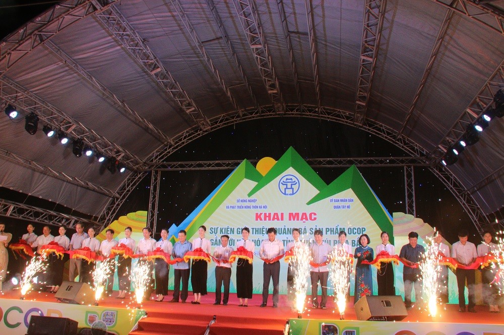 Các đại biểu cắt băng khai mạc sự kiện giới thiệu sản phẩm OCOP gắn với văn hóa các tỉnh miền núi phía Bắc.