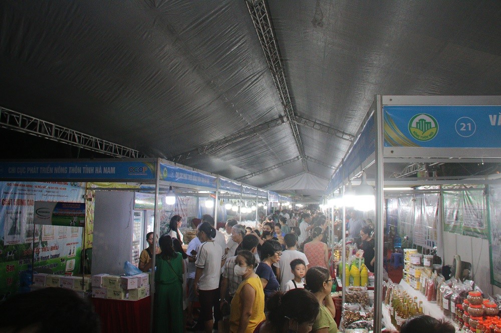 Đông đảo người dân Thủ đô thăm quan, mua sắm sản phẩm OCOP và đặc sản vùng miền tại sự kiện trên phố đi bộ Trịnh Công Sơn (quận Tây Hồ) vào tối 21/9