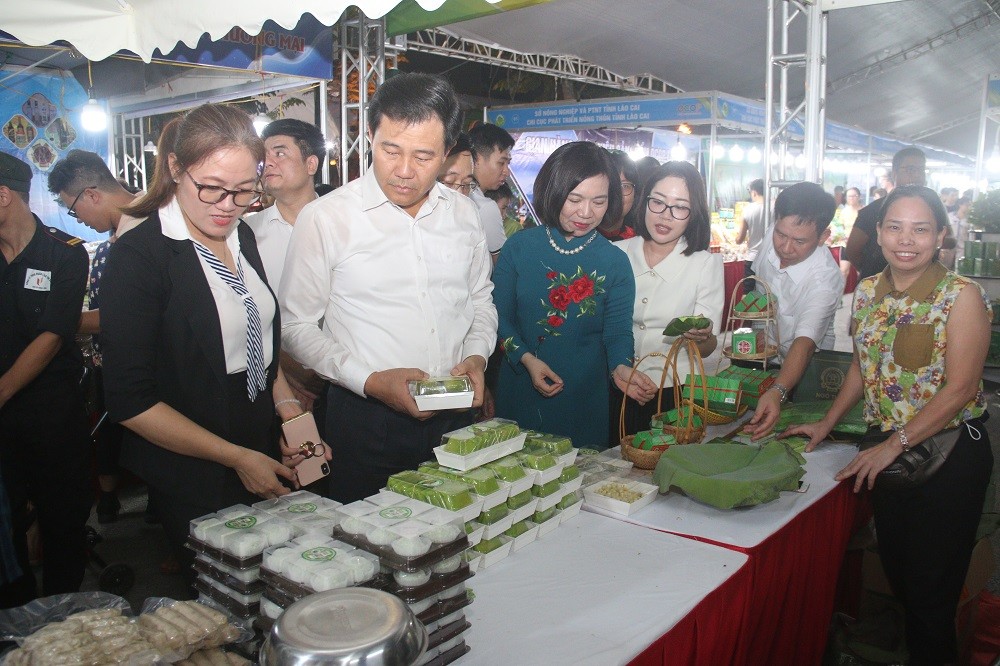 Giám đốc Sở NN&PTNT Hà Nội Nguyễn Xuân Đại, Bí thư Quận uỷ Tây Hồ Lê Thị Thu Hằng và các đại biểu thăm quan sản phẩm OCOP góp mặt tại sự kiện.