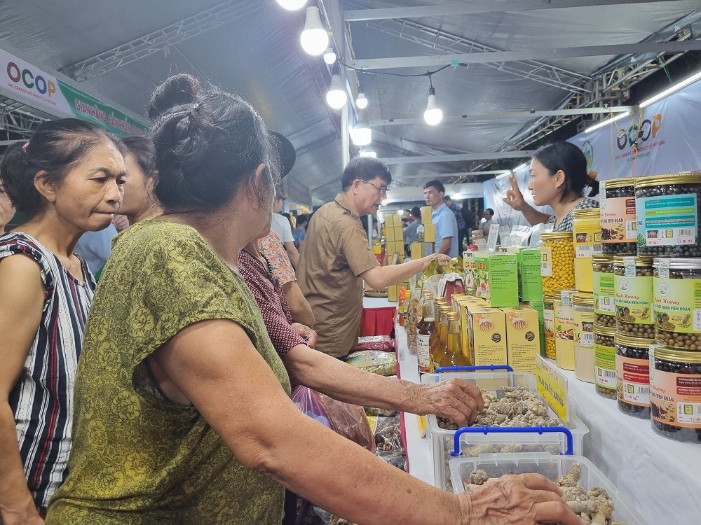 Quy tụn sản phẩm OCOP gắn với văn hóa các tỉnh miền núi phía Bắc tại phố đi bộ Trịnh Công Sơn