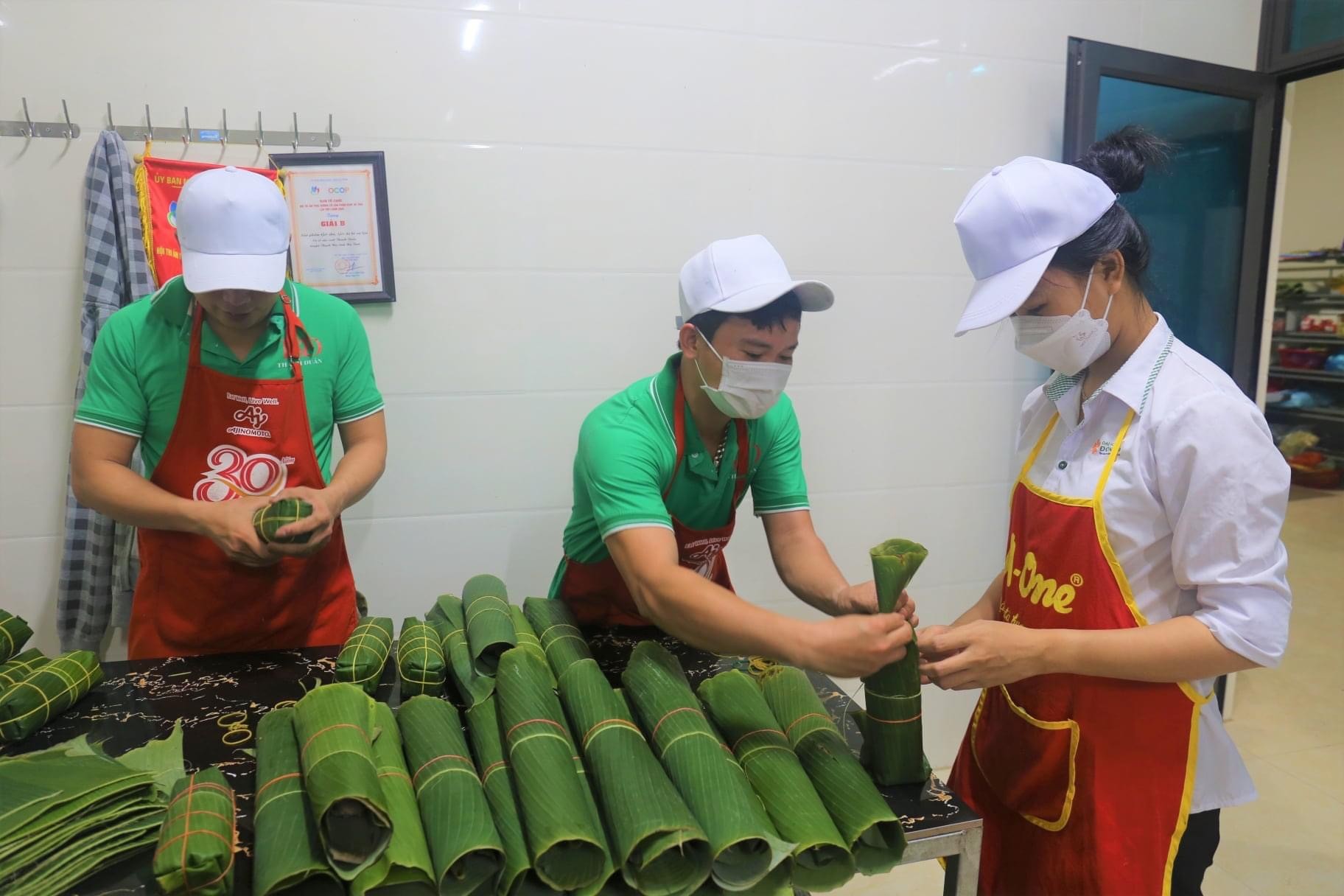 Quy trình sản xuất giò chả Thành Duẫn luôn được chú trọng để đảm bảo an toàn vệ sinh thực phẩm. Quy trình sản xuất giò chả Thành Duẫn luôn được chú trọng để đảm bảo an toàn vệ sinh thực phẩm.