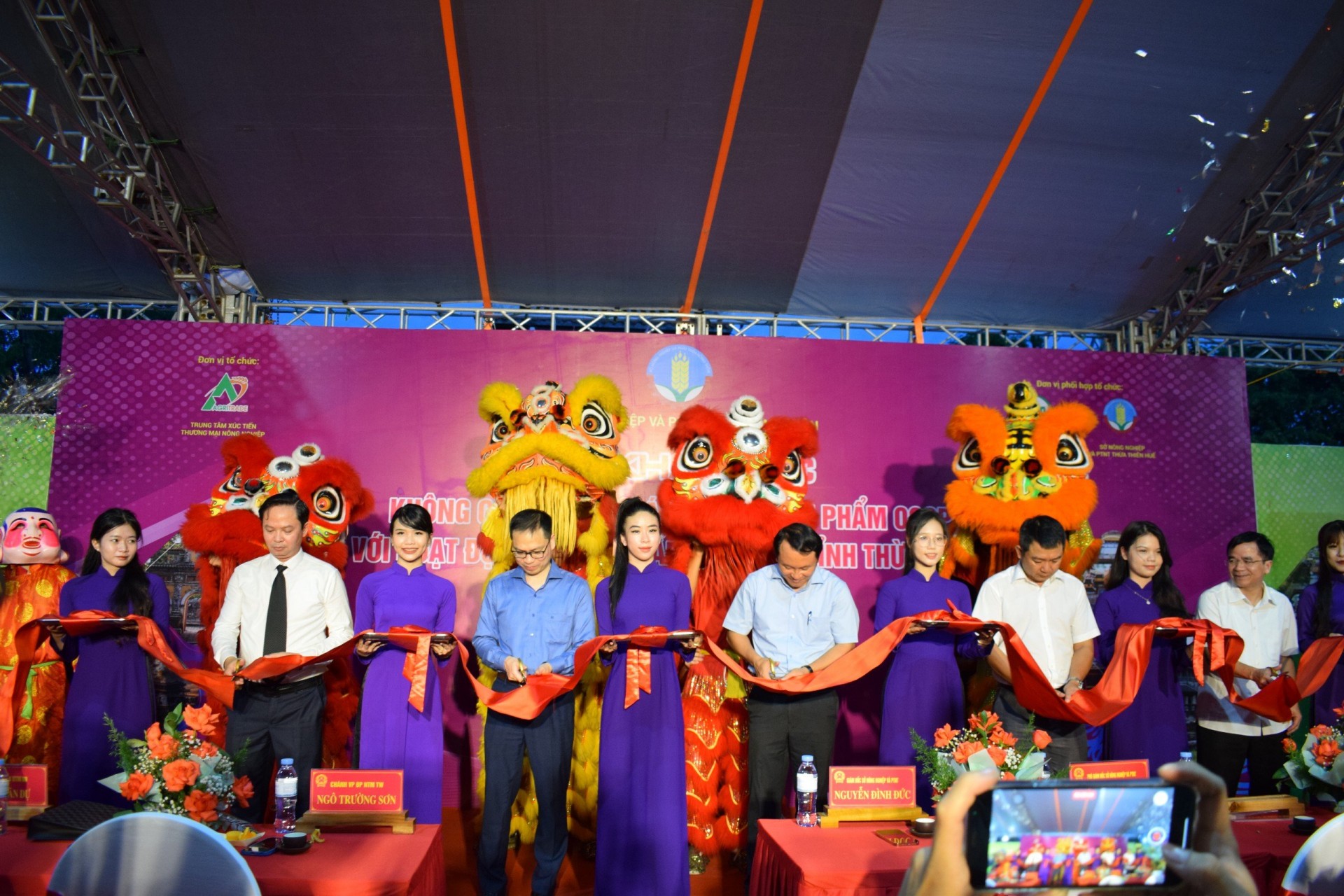 Đại diện các lãnh đạo khai mạc Không gian quảng bá, kết nối sản phẩm OCOP gắn với hoạt động du lịch cấp vùng.