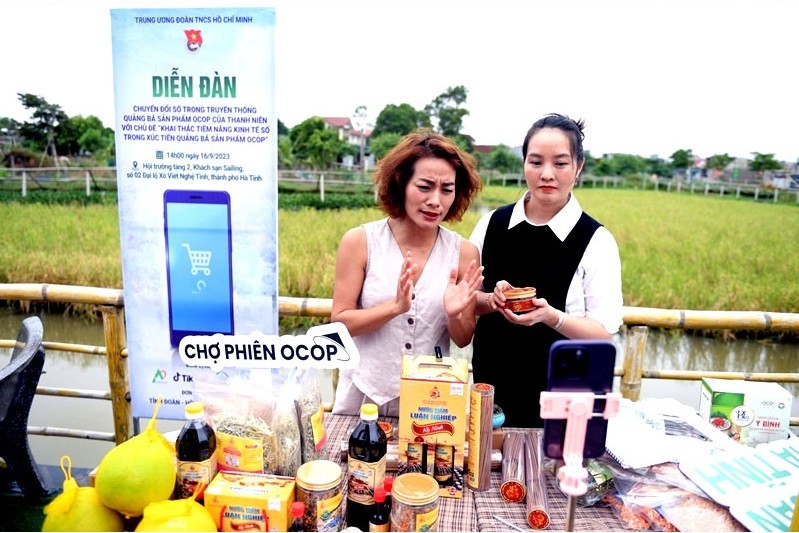 Livestream bán hàng các sản phẩm OCOP Hà Tĩnh có một không hai