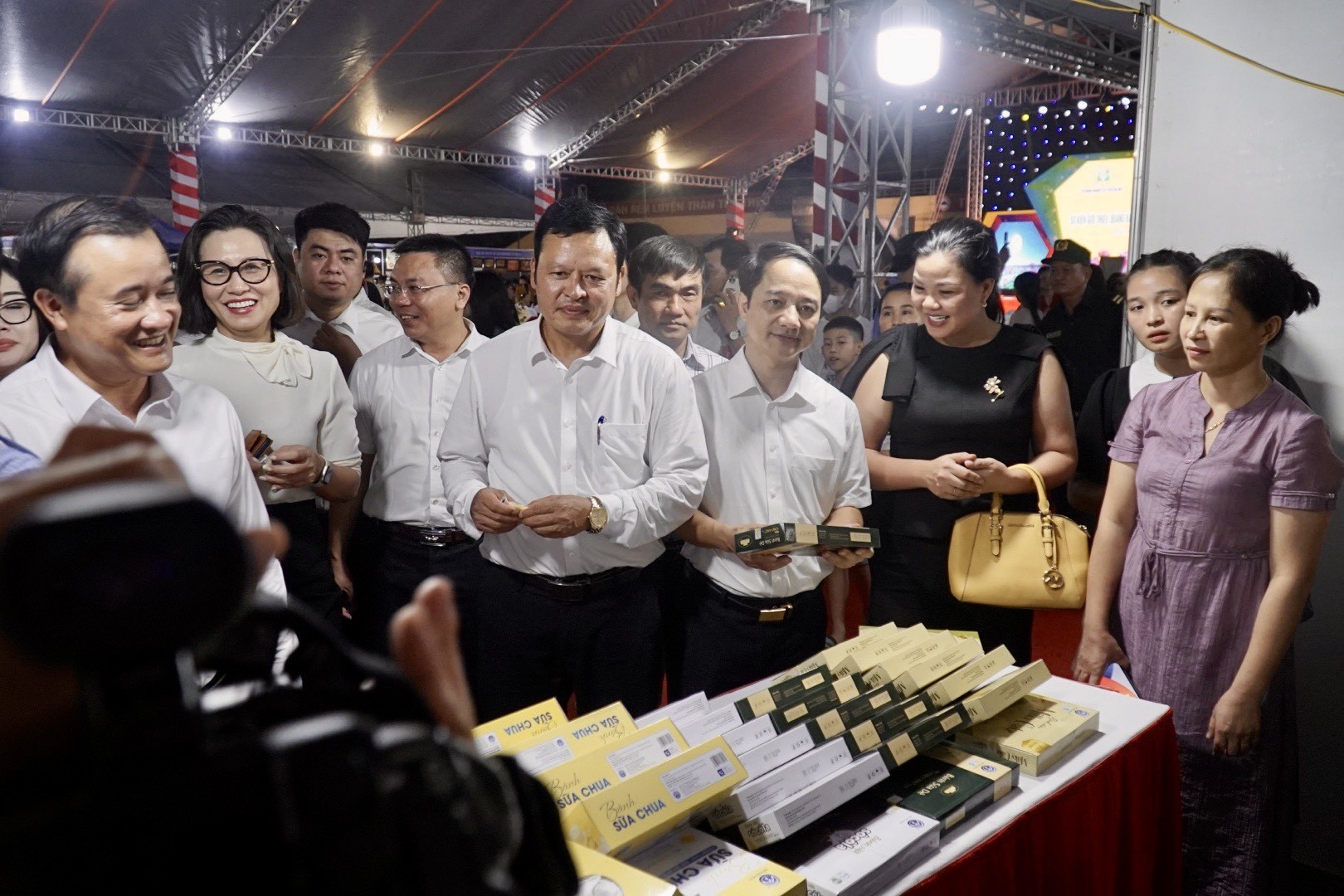 Hà Nội lần đầu tiên giới thiệu, quảng bá, kết nối sản phẩm OCOP gắn với văn hóa các tỉnh Đồng bằng sông Hồng | Xã hội | Báo ảnh Dân tộc và Miền núi