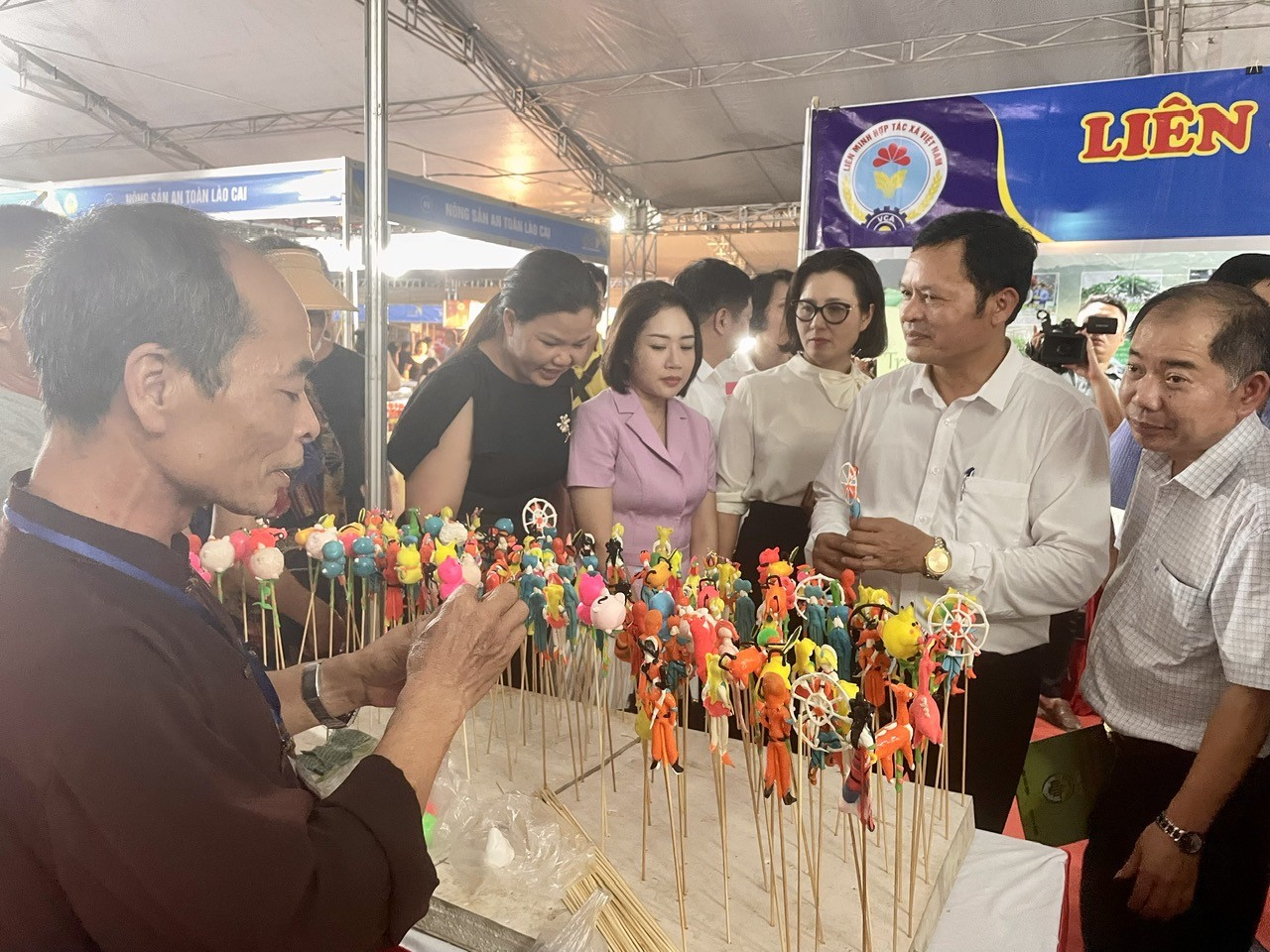 Hà Nội lần đầu tiên giới thiệu, quảng bá, kết nối sản phẩm OCOP gắn với văn hóa các tỉnh Đồng bằng sông Hồng | Xã hội | Báo ảnh Dân tộc và Miền núi