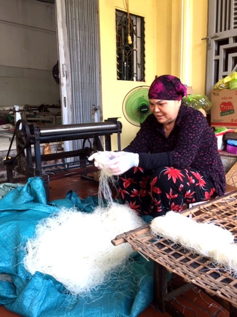 Bà Nguyễn thị Thuý với sản phẩm bánh đa trắng