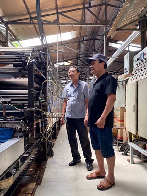 Ông Phạm Quí Ngọc bên hệ thống máy sản xuất bánh đa tại cơ sở Ngọc Xinh