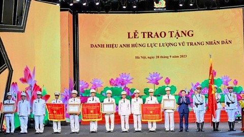 doi canh sat phong chay chua chay va cuu nan cuu ho tren song cong an hai phong xung danh anh hung