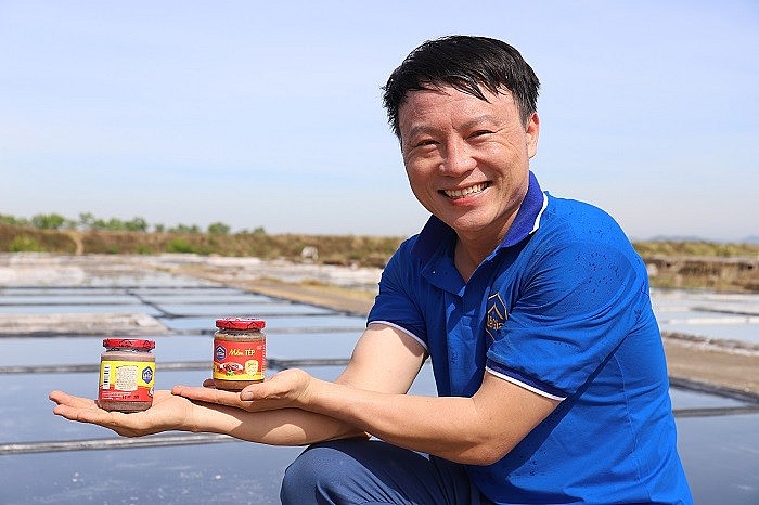 Anh Lê Anh ưu tiên lựa chọn muối hạt tinh khiết từ vùng Ninh Thuận và Bà Rịa - Vũng Tàu và ủ trong ít nhất hai năm để giúp mắm thành phẩm thơm ngon, đậm vị