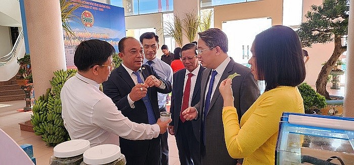 Công ty DT Food giới thiệu sản phẩm đến Bí thư Tỉnh ủy Khánh hòa Nguyễn Hải Ninh Công ty DT Food giới thiệu sản phẩm đến Bí thư Tỉnh ủy Khánh hòa Nguyễn Hải Ninh