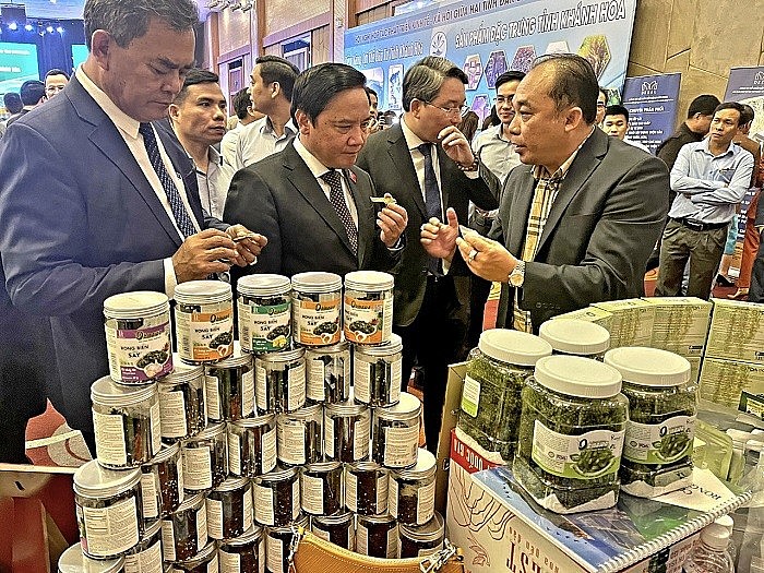 Phó Chủ tịch Quốc hội Nguyễn Khắc Định cùng đoàn công tác tham quan gian hàng của Công ty DT Food Phó Chủ tịch Quốc hội Nguyễn Khắc Định cùng đoàn công tác tham quan gian hàng của Công ty DT Food