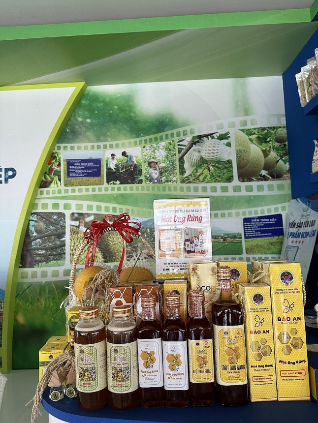 Gian hàng trưng bày các sản phẩm mật ong Bảo An Gian hàng trưng bày các sản phẩm mật ong Bảo An
