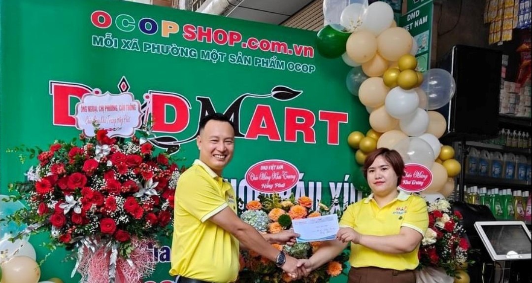Ông Phạm Ngọc Thể thay mặt tập đoàn trao Chứng nhận đại lý OCOPShop DMDMart cấp 1 cho bà Triệu Thị Thảo