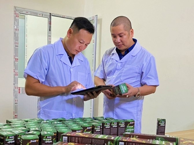 Ông Trần Việt Anh, chủ tịch HĐQT tập đoàn VGGroup trực tiếp đến kiểm tra chất lượng, mẫu mã sản phẩm trước khi xuất xưởng tại hệ thống các nhà máy DMD Việt Nam