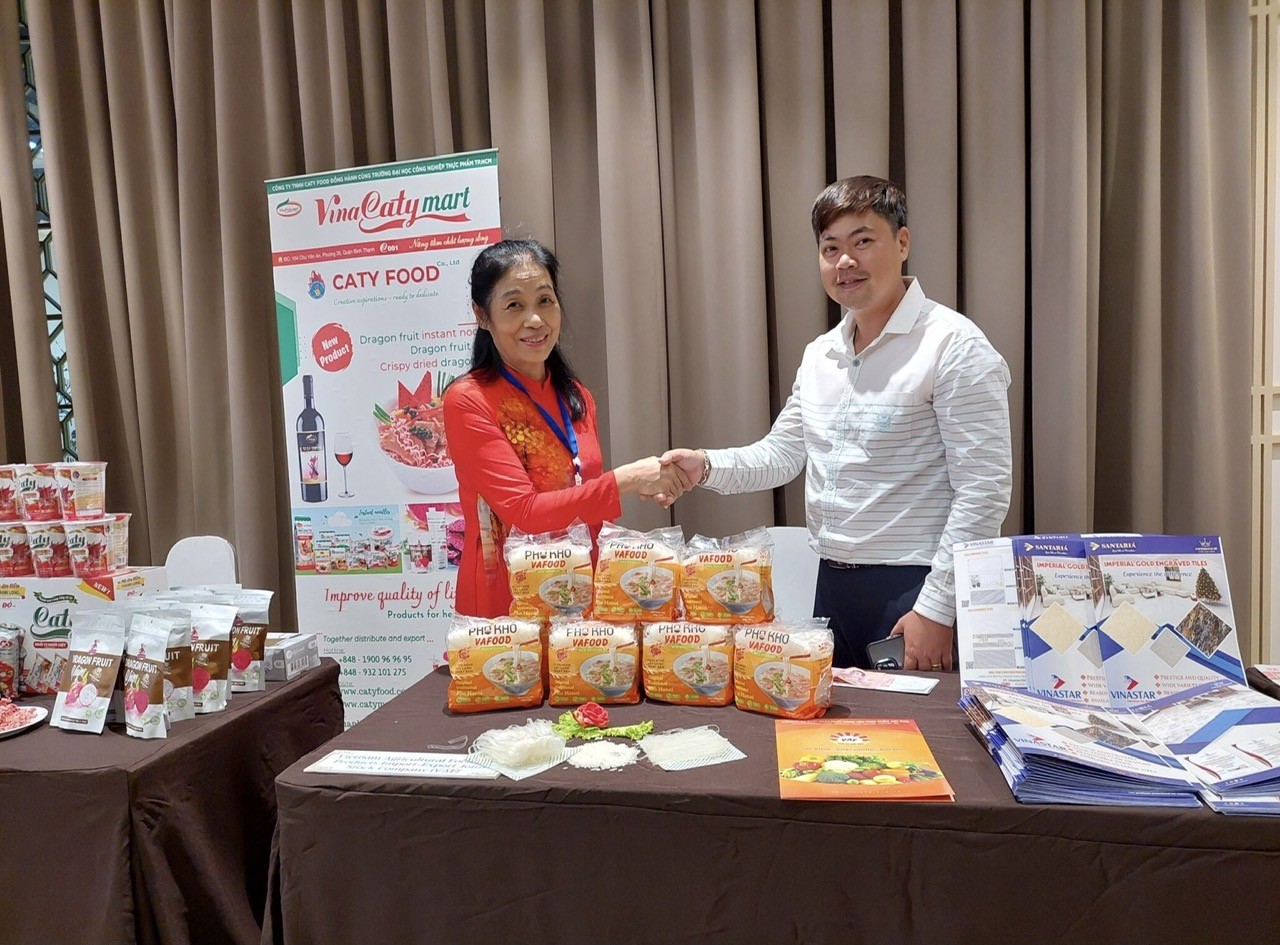 Bà Trần Thị Thu Hằng (bên trái) tham gia Hội chợ xúc tiến thương mại tại Thái Lan 2022.