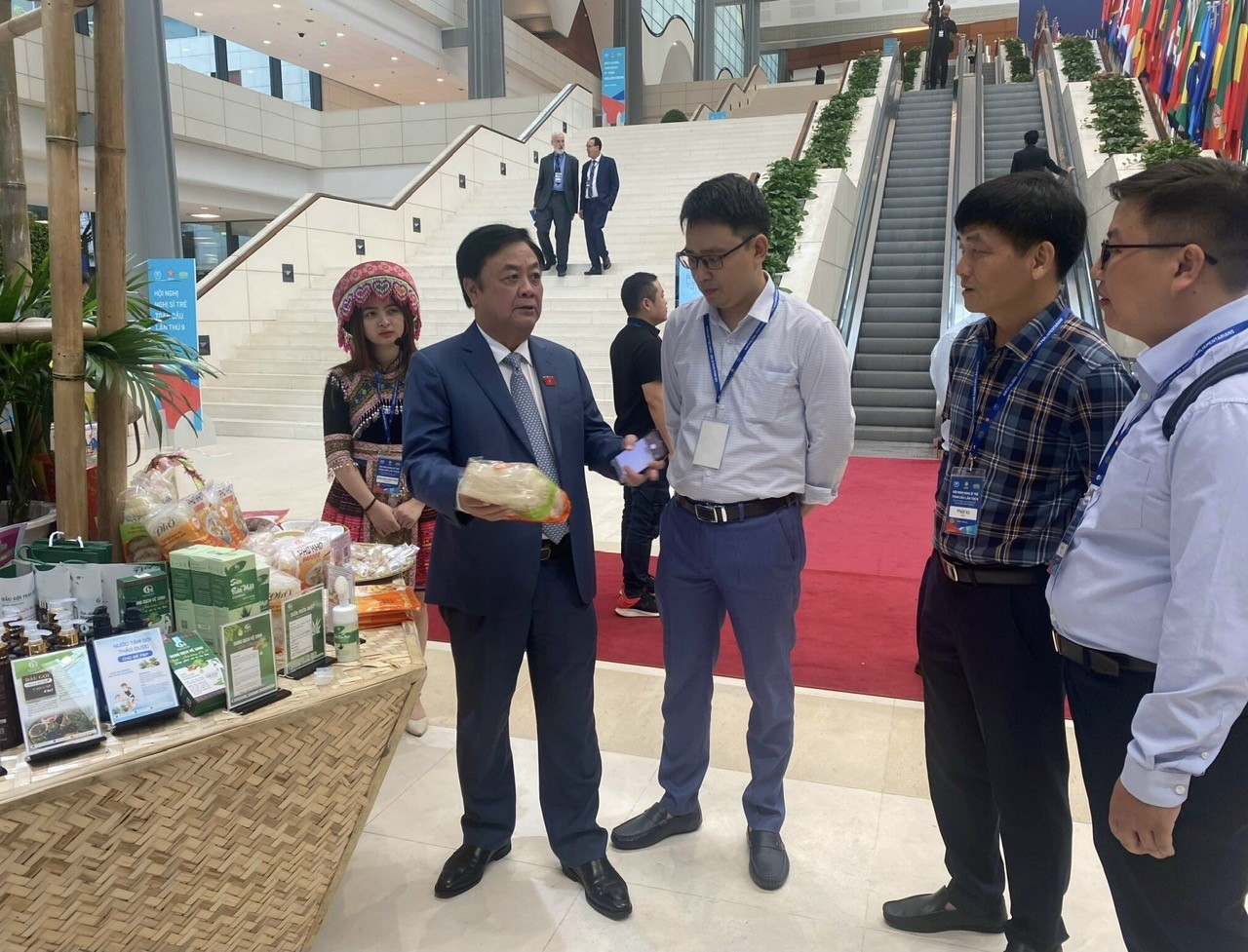 Bộ trưởng Lê Minh Hoan thăm khu trưng bày sản phẩm công ty tại Hội nghị Nghị sỹ trẻ toàn cầu 2023.
