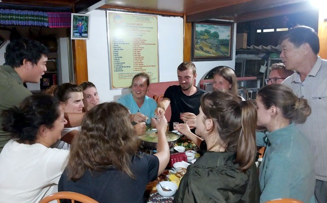 Du khách vui vẻ tại Homestay Sanh Nhơn, ở tổ 5, thị trấn Mù Cang Chải.