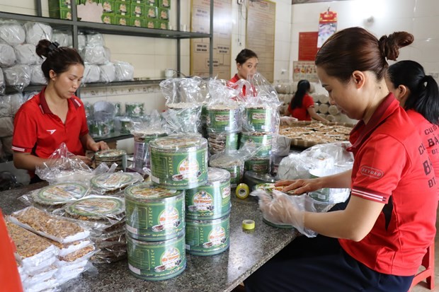 Đóng gói sản phẩm OCOP tỉnh Hà Tĩnh. Ảnh: Hoàng Ngà - TTXVN