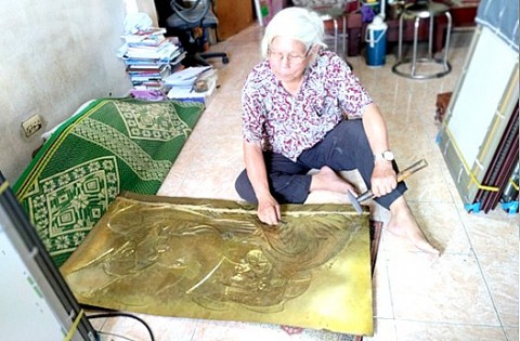 chuyen nghe nhan nha tho va nhung buc chan dung go dong doc ban