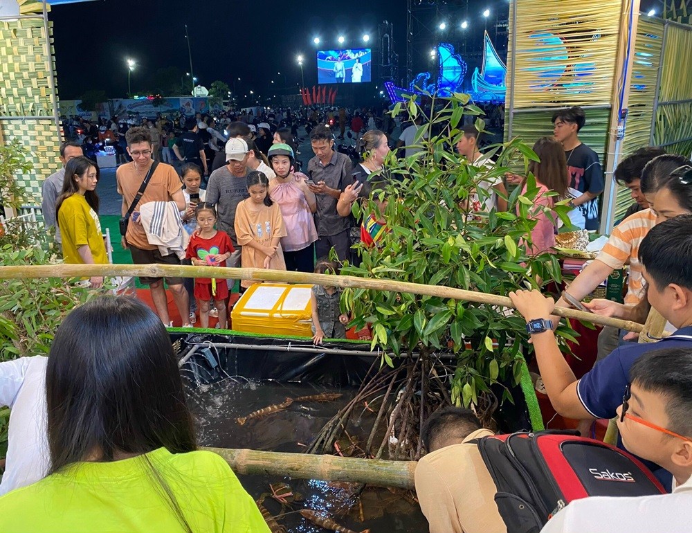 Không gian trưng bày, giới thiệu nhiều mặt hàng đa dạng, phong phú với sản phẩm OCOP là đặc sản tiêu biểu của các địa phương trên cả nước Không gian trưng bày, giới thiệu nhiều mặt hàng đa dạng, phong phú với sản phẩm OCOP là đặc sản tiêu biểu của các địa phương trên cả nước